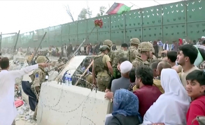 Kabil'de binlerce Afgan havalimanı kapılarındaki barikatların ardında 'umut yolculuğuna' çıkmayı bekliyor