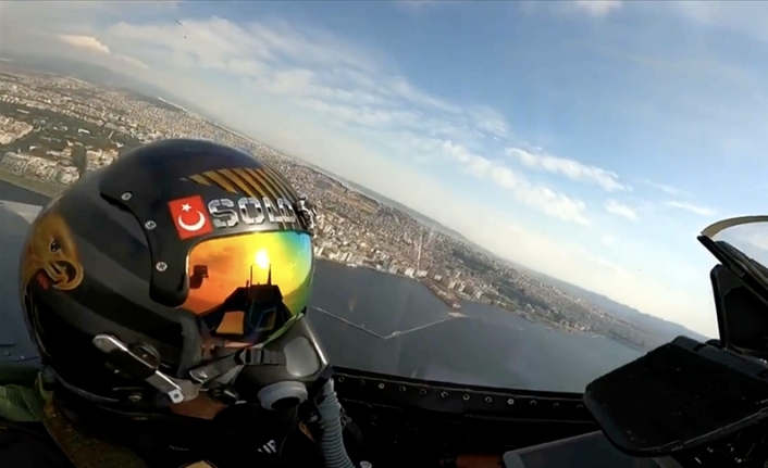 MSB, SOLOTÜRK ekibinin İzmir'de gerçekleştirdiği gösteri uçuşunun görüntülerini paylaştı