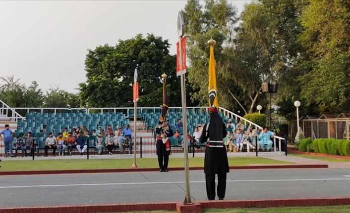 Pakistan ile Hindistan sınırındaki bayrak töreni 1959'dan bu yana sürüyor