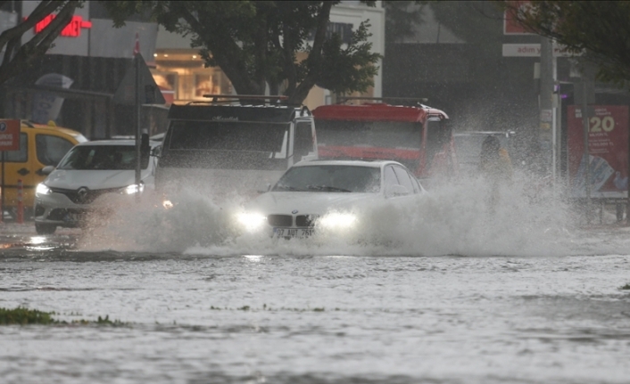 AFAD, Antalya'da etkili olan fırtına ve şiddetli yağışın bilançosunu açıkladı