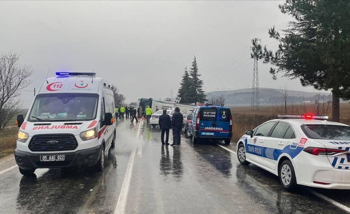Amasya'da yolcu otobüsü devrildi 2 kişi öldü, 24 kişi yaralandı
