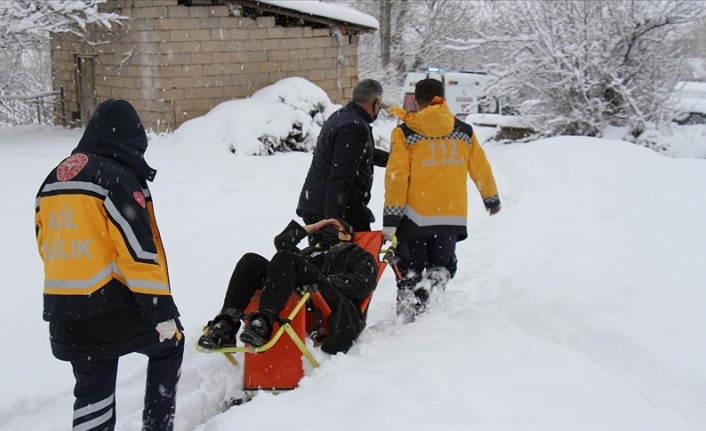 Sağlık ekipleri, kardan yolu kapanan evdeki hastayı sedyeyle 500 metre taşıdı