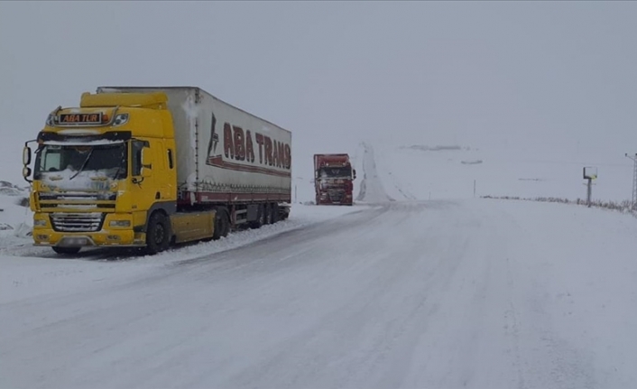 Tunceli-Erzincan kara yolu yoğun kar nedeniyle tır geçişlerine kapatıldı