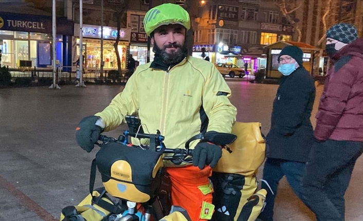 Almanya'dan bisikletle Çorlu'ya gelen gezgin Süleymaniye Camisi'ni tanıttı