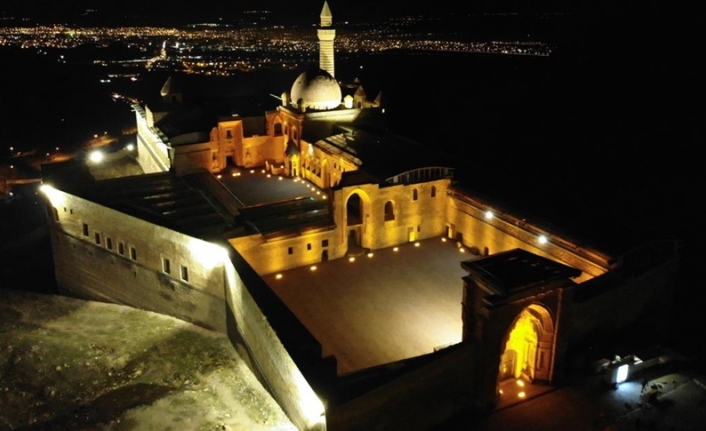 İshak Paşa Sarayı geceleri 'ışık' saçıyor