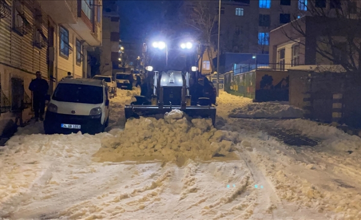 İstanbul'da bir kişi sokağındaki karları kendi iş makinesiyle temizledi