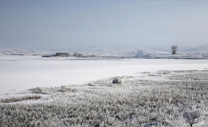 Sivas'ta Tödürge Gölü'nün yüzeyi dondu