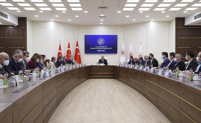 Cumhurbaşkanı Recep Tayyip Erdoğan, resmi ziyaret için gittiği Birleşik Arap Emirlikleri'nden dönüşünde uçakta gündeme ilişkin değerlendirmede bulundu, gazetecilerin sorularını yanıtladı.  Ziyareti başarıyla tamamladıklarını belirten Erdoğan, ilk gün