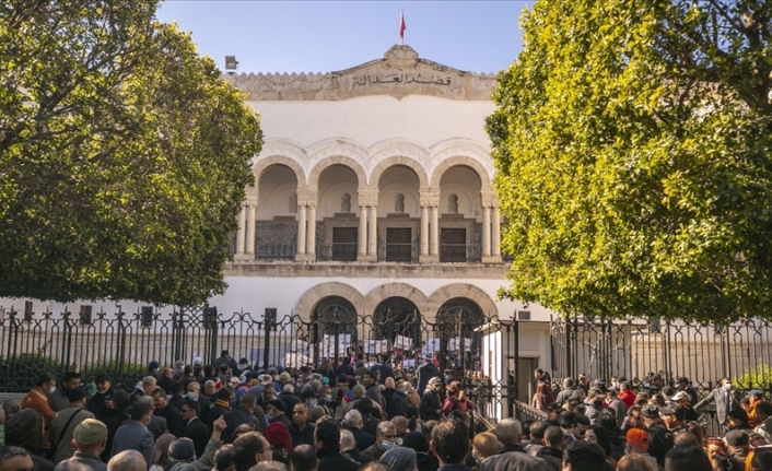 Tunus'ta Yüksek Yargı Konseyinin feshedilmesi kararına tepkiler sürüyor