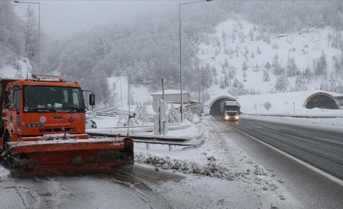 Bolu Dağı'nda kar yağışı etkisini sürdürüyor