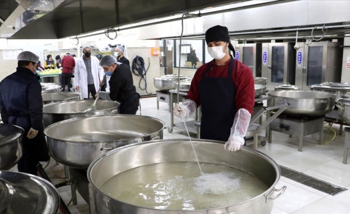 Gaziantep'te meslek lisesi öğrencileri günde 20 bin kişiye yemek hazırlıyor