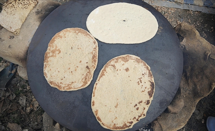 Ekşi hamurla mayalanan 'sac ekmeği' köy sofralarına lezzet katıyor