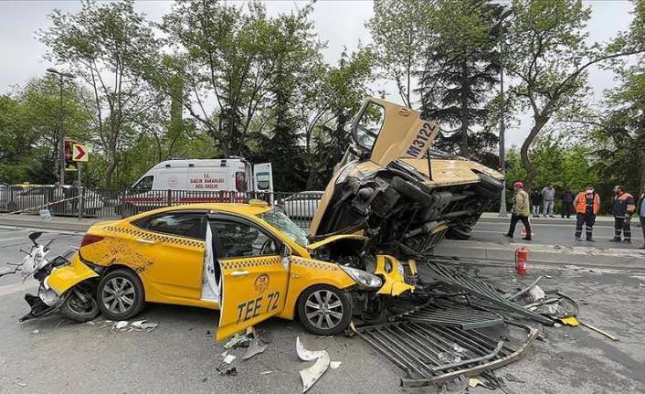 Eyüpsultan'da minibüsün taksinin üstüne çıktığı kazada 7 kişi yaralandı