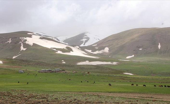 Aras Dağları'nın eteğindeki köylerde iki mevsim bir arada yaşanıyor