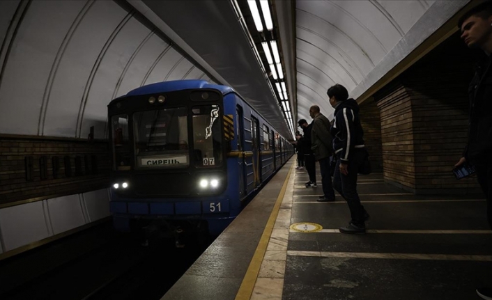 Rus saldırılarında sığınak olarak kullanılan Kiev'deki metrolarda ulaşım yeniden faaliyette