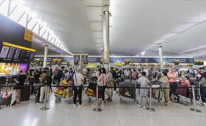 Avrupa'daki havalimanlarında personel eksikliği ve aşırı yoğunluk krizi sürüyor