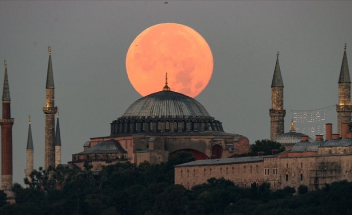 İstanbul'da dolunay kentin simge noktalarıyla fotoğraf karelerine yansıdı