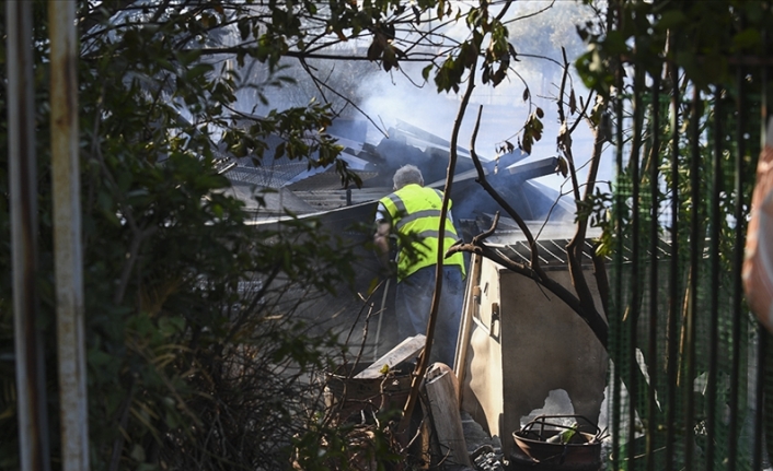 Midilli Adası'nda orman yangını evlere sıçradı