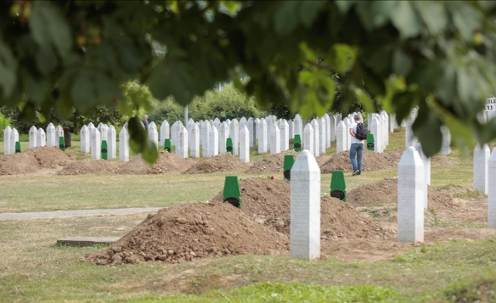 Srebrenitsa'daki Potoçari Anıt Mezarlığı, soykırım kurbanlarının defnedilmesiyle sessizliğe büründü