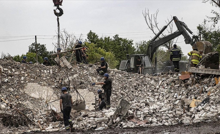 Ukrayna'da Rusya'nın vurduğu Çasov Yar şehrinde arama-kurtarma çalışmaları sürüyor
