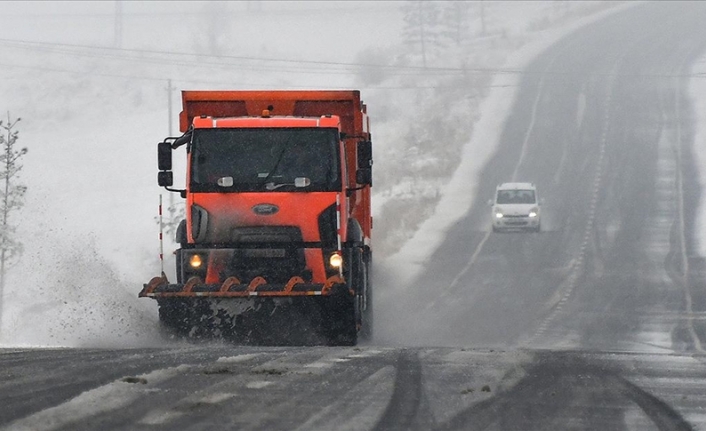 Ardahan ve Kars'ta kar yağışı etkili oluyor