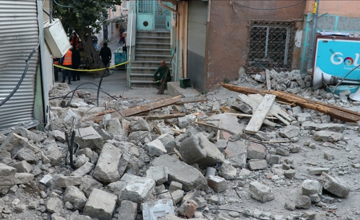 Sağlık Bakanı Koca: İzmir'deki depremden panik sebebiyle 64 kişi etkilendi, 1'i ağır 7 kişinin tedavisi sürüyor