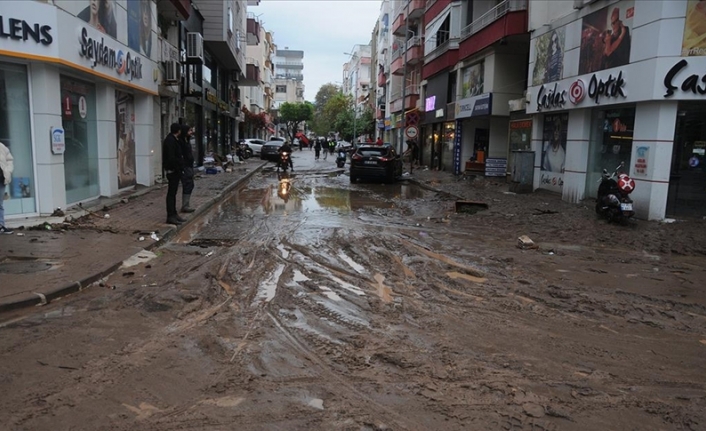 Antalya'da kuvvetli yağış sele neden oldu