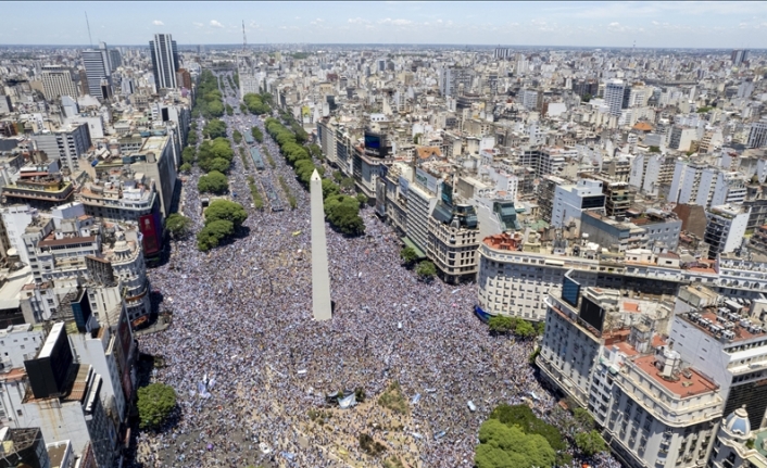 Arjantin'de milli takımlarını bekleyen halk başkent sokaklarını doldurdu