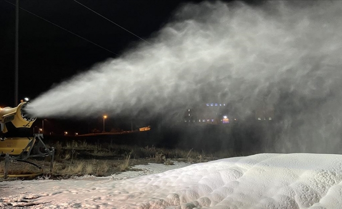 Erciyes'te kayak pistlerine saatte 8 bin 750 metreküp suni kar yağdırılıyor