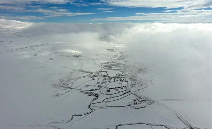 Kars'ta karla kaplı köyler ile menderesler havadan görüntülendi