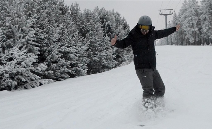 Snowboard tutkunları kar kalınlığının 20 santimetreye ulaştığı Cıbıltepe'de kayak yaptı