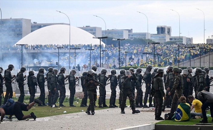 Brezilya'da göstericilerin bastığı Kongre ve Devlet Başkanlığında kontrol sağlandı