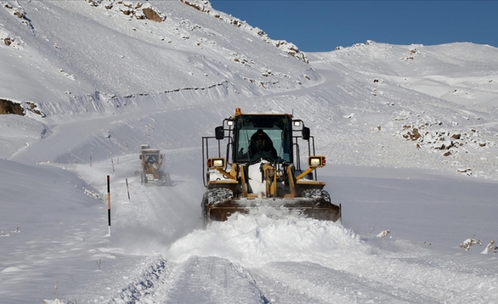Van'da kar nedeniyle kapanan yollar açıldı