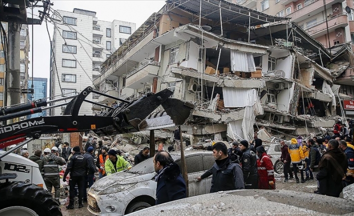 Diyarbakır'da yıkılan binalarda arama kurtarma çalışması devam ediyor