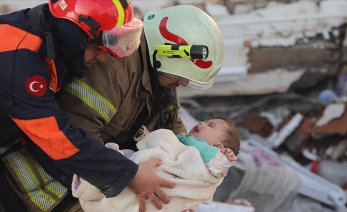 Hatay'da anne ve 6 aylık bebeği depremden 29 saat sonra enkazdan sağ çıkarıldı
