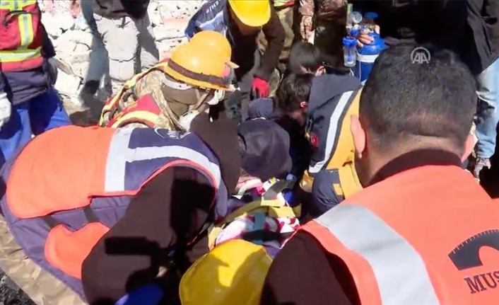 Hatay'da enkaz altında kalan biri çocuk 3 kişi depremin 296. saatinde kurtarıldı