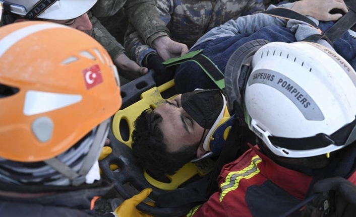 Kahramanmaraş'ta ekipler 5 metre tünel açtıkları binanın enkazından 2 kardeşi 198 saat sonra kurtardı