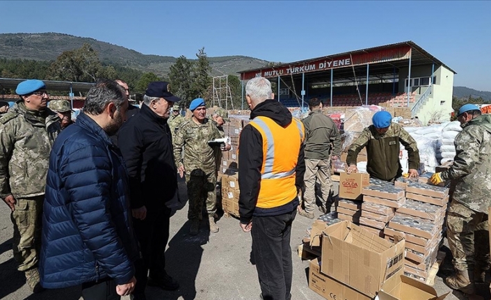 Mehmetçik, Antakya'da 15 bin ekmek, 10 bin kişilik yemek dağıtıyor