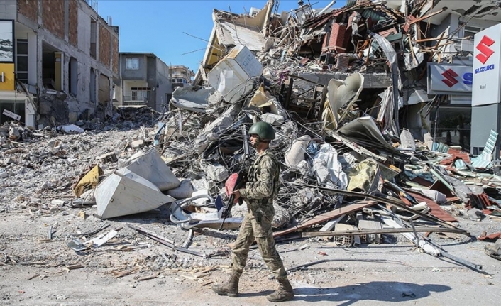 Mehmetçik İskenderun'da yıkılan binaların enkazında nöbet tutuyor