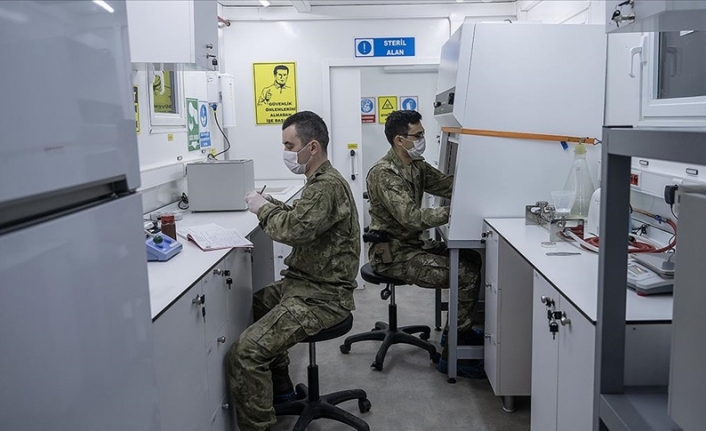 Türk Silahlı Kuvvetlerinin mobil laboratuvarları halk sağlığı için deprem bölgesinde