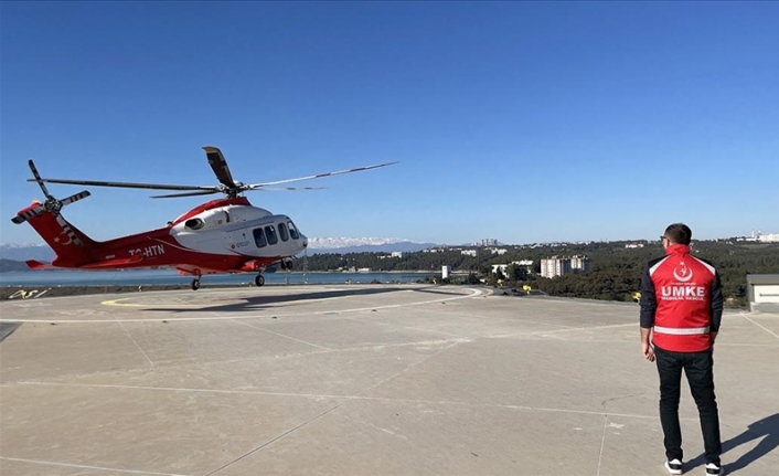 Zamanla yarışan ekipler, yüzlerce yaralıyı helikopterlerle Adana Şehir Hastanesine ulaştırdı