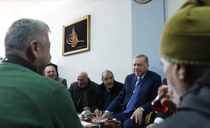 Cumhurbaşkanı Erdoğan, Fatih'te esnaf ziyareti yaptı