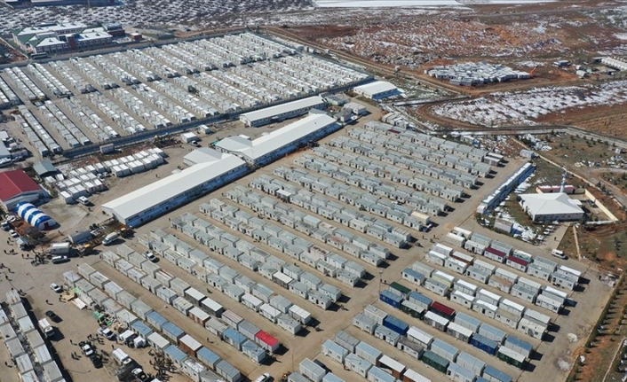 Deprem bölgelerinde 332 çadır kent ile 209 konteyner kent kuruldu