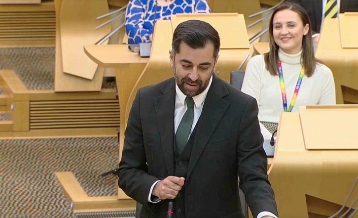 İskoçya'nın yeni başbakanı Yusuf resmi konuttaki ilk gününde namaz kıldırdı