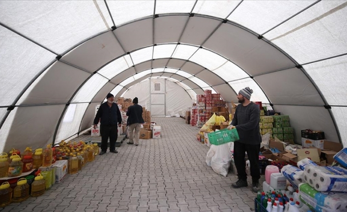 Kahramanmaraş'ta toptancılar Mehmetçiğin kurduğu çadırlarda hizmet vermeye başladı