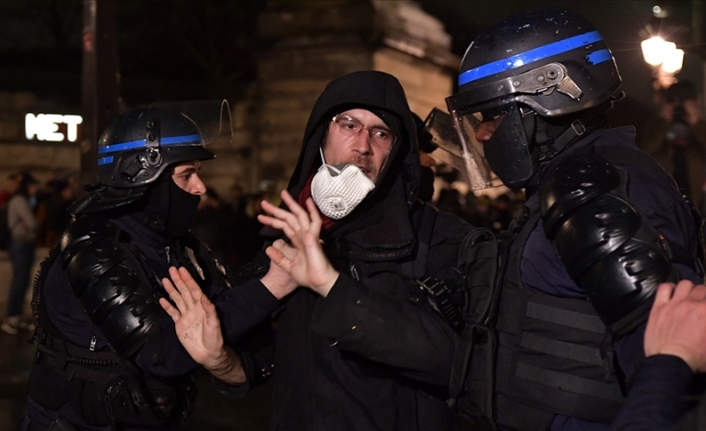 Paris'te emeklilik reformu karşıtı gösterilerde gözaltına alınanların sayısı 243'e ulaştı