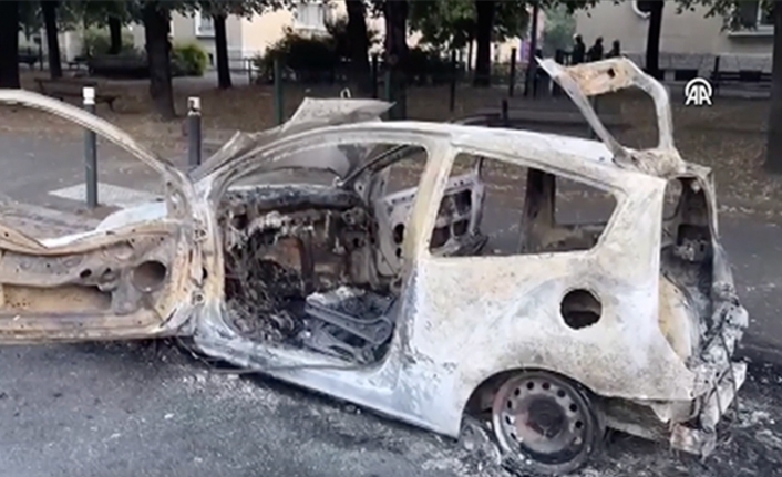 Fransa'da bir gencin polis ateşiyle ölümünün ardından birçok araç ateşe verildi