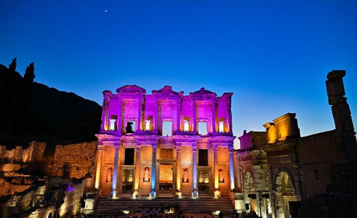Işıklandırılan Efes Antik Kenti gece ayrı bir güzel