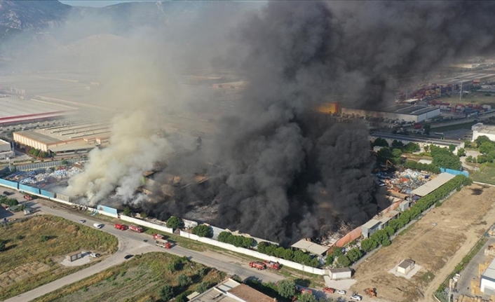 Manisa'da fabrikada çıkan yangın 16 saattir sürüyor