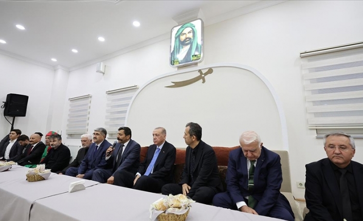 Cumhurbaşkanı Erdoğan Pendik'teki cemevinde muharrem ayı iftarına katıldı